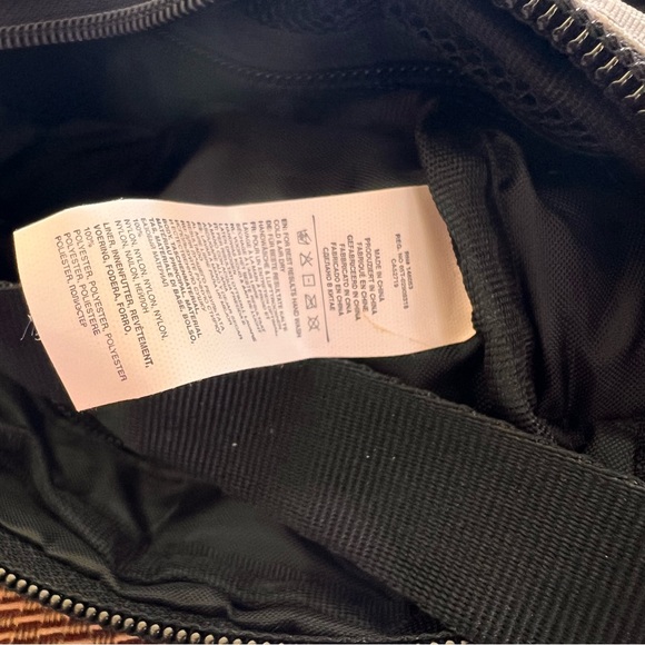 Urban Outfitters NWT Ripstop Rectangular Crossbody Pouch Gray W/Black Strap - Picture 10 of 10